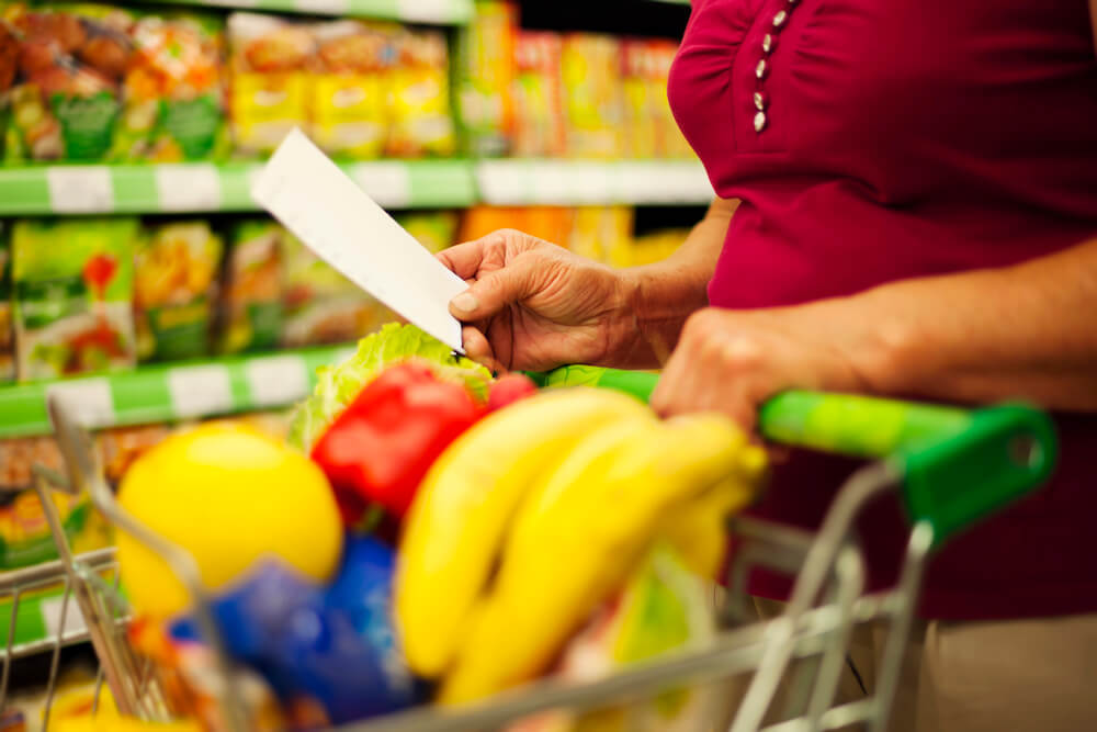 Planowanie posiłków i lista zakupów pomagają nie marnować jedzenia